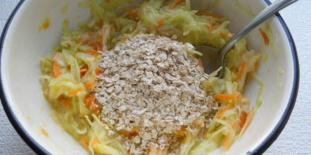 кабачковые оладьи с морковью и овсяными хлопьями