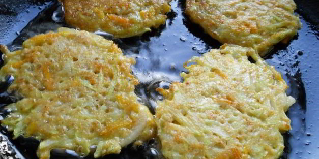 кабачковые оладьи с морковью и овсяными хлопьями