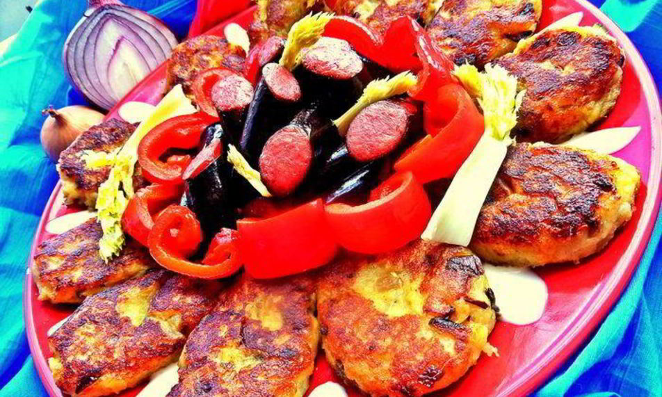 Рецепт картофельные оладьи с колбасками