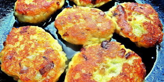 картофельные оладьи с колбасками