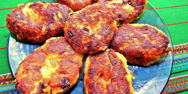 картофельные оладьи с колбасками