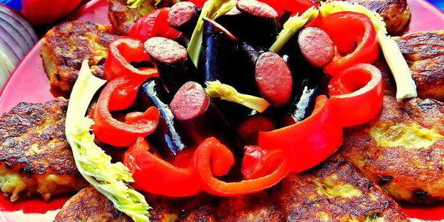 картофельные оладьи с колбасками