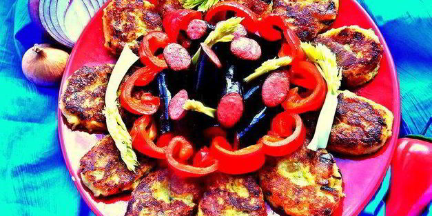 картофельные оладьи с колбасками