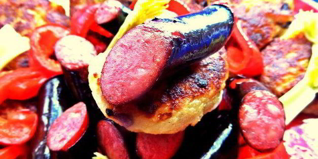 картофельные оладьи с колбасками