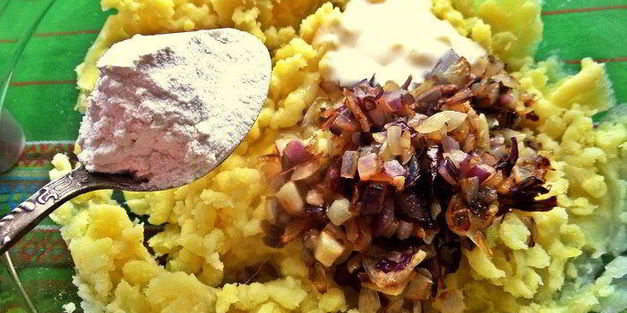 картофельные оладьи с колбасками