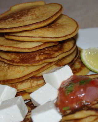 Кукурузные оладьи с острой сальсой