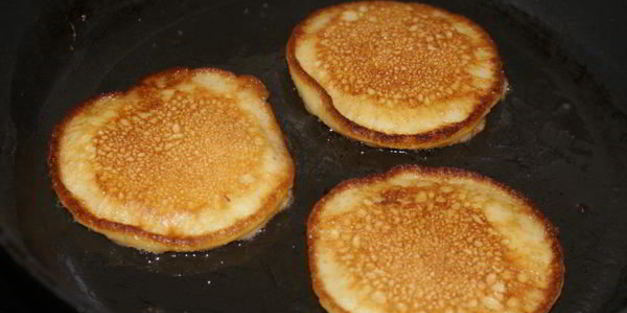 кукурузные оладьи с острой сальсой