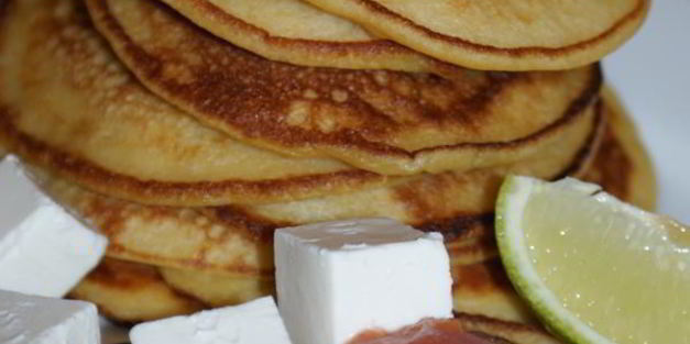 кукурузные оладьи с острой сальсой