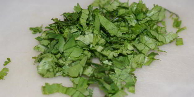 кукурузные оладьи с острой сальсой