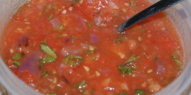 кукурузные оладьи с острой сальсой