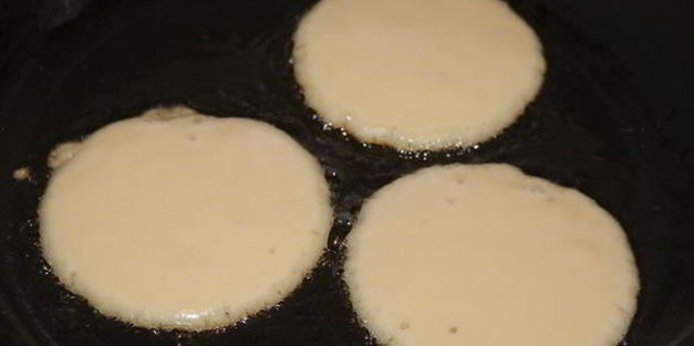 кукурузные оладьи с острой сальсой