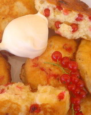 Оладьи дрожжевые с красной смородиной