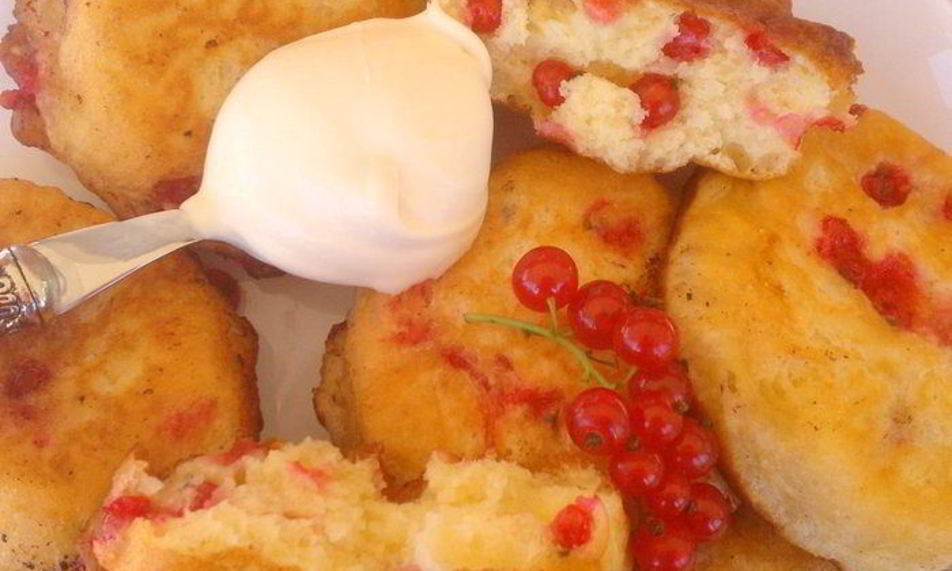 Рецепт оладьи дрожжевые с красной смородиной