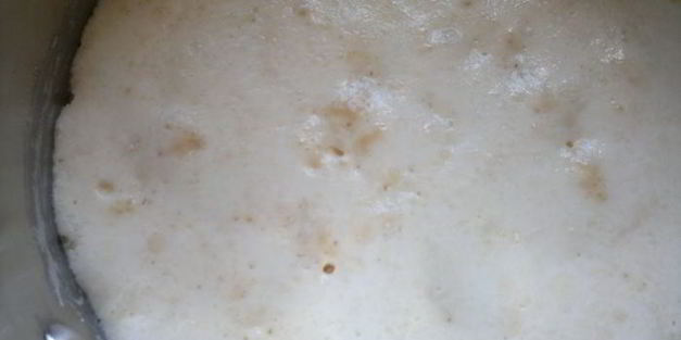 оладьи дрожжевые с красной смородиной