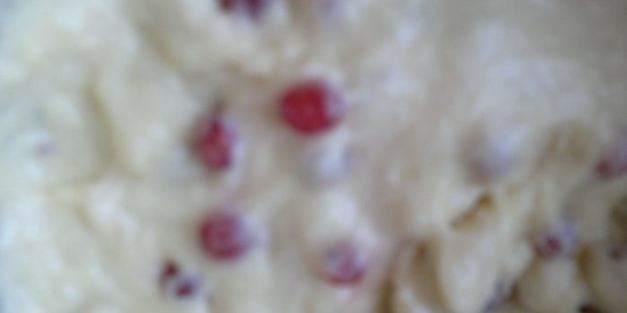 оладьи дрожжевые с красной смородиной