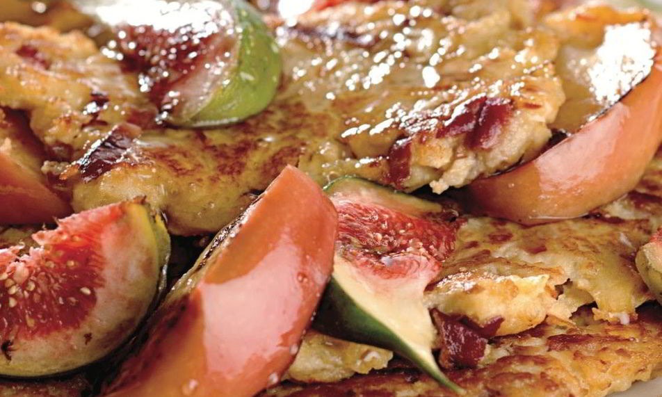 Рецепт оладьи из ароматных яблок с инжиром