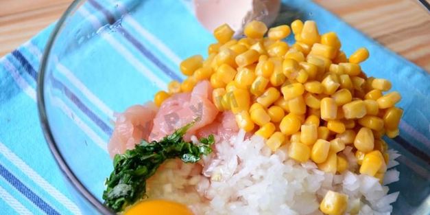 оладьи из курицы и кукурузы