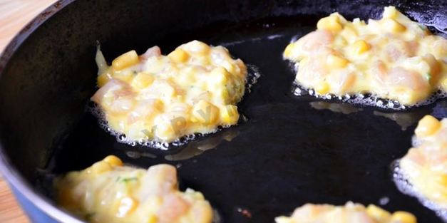 оладьи из курицы и кукурузы