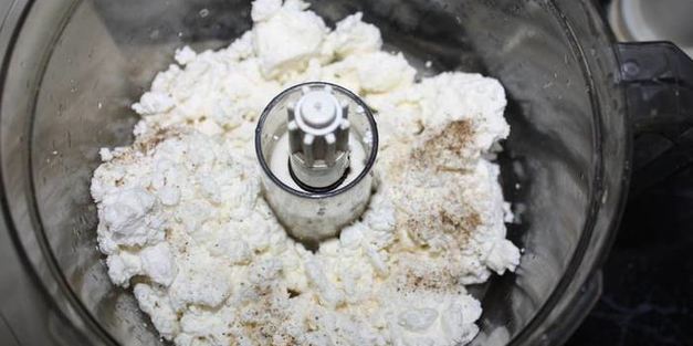 оладьи из отрубей с зеленью и творожной икрой