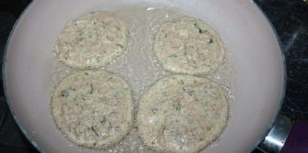 оладьи из отрубей с зеленью и творожной икрой