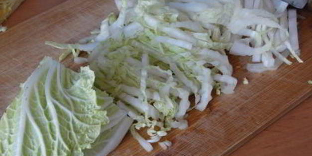 оладьи из пекинской капусты с огуречным соусом