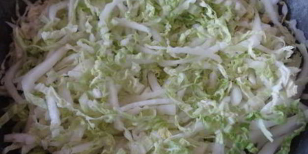 оладьи из пекинской капусты с огуречным соусом