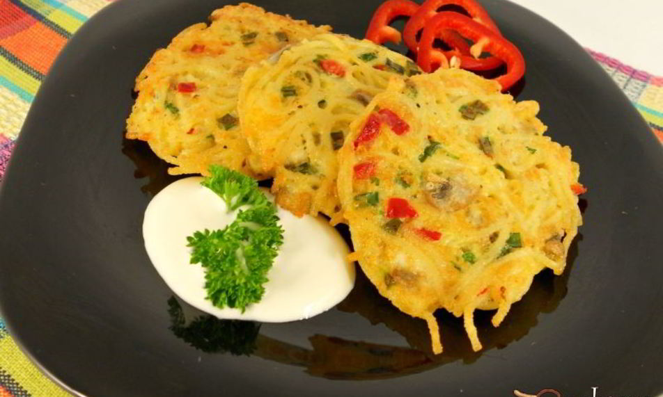 Рецепт оладьи из спагетти с грибами, зеленью и сыром