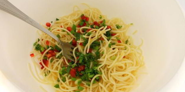 оладьи из спагетти с грибами, зеленью и сыром