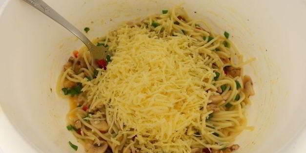 оладьи из спагетти с грибами, зеленью и сыром