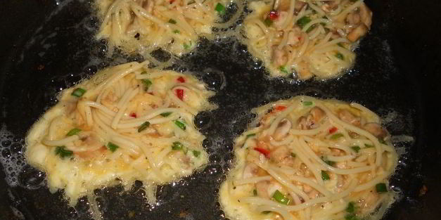 оладьи из спагетти с грибами, зеленью и сыром