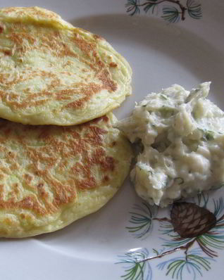 Оладьи из цукини с сырным соусом