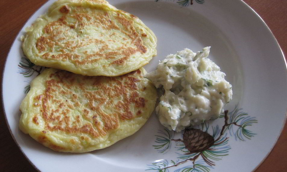 Рецепт оладьи из цукини с сырным соусом