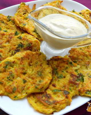 Оладьи овощные с соусом карри по-индийски