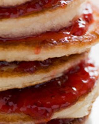 Оладьи с клубничным джемом