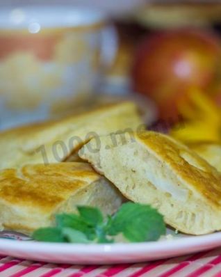 Оладьи с начинкой из яблок на кефире