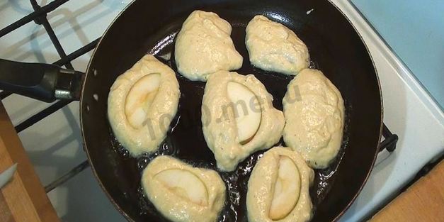 оладьи с начинкой из яблок на кефире