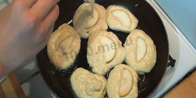 оладьи с начинкой из яблок на кефире