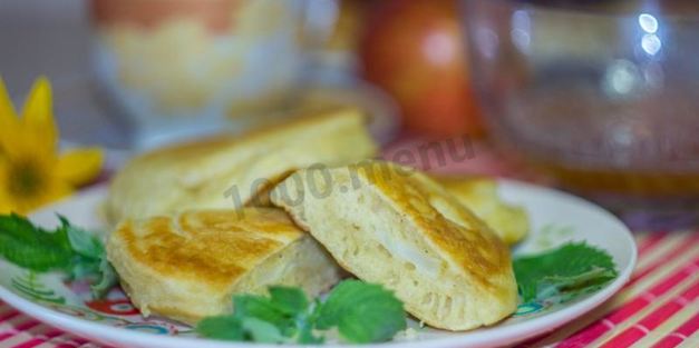 оладьи с начинкой из яблок на кефире