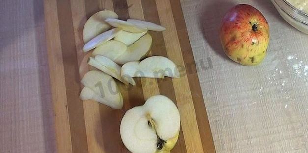 оладьи с начинкой из яблок на кефире