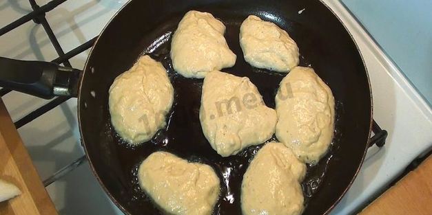 оладьи с начинкой из яблок на кефире