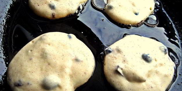 оладьи с шоколадно-ягодной добавкой