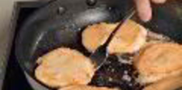 оладьи с соусом из изюма