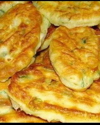 Оладьи с яйцом и зеленым луком