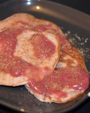 Оладьи с земляникой и ягодным соусом