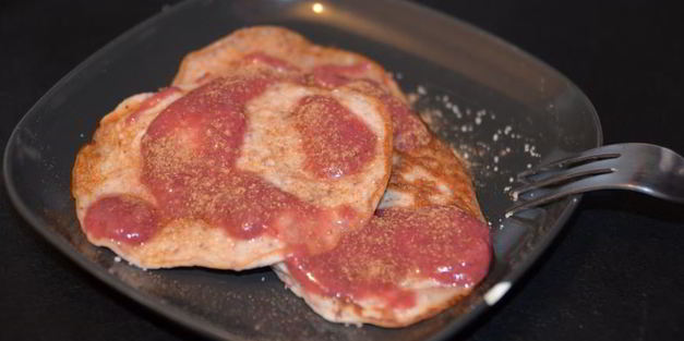 оладьи с земляникой и ягодным соусом