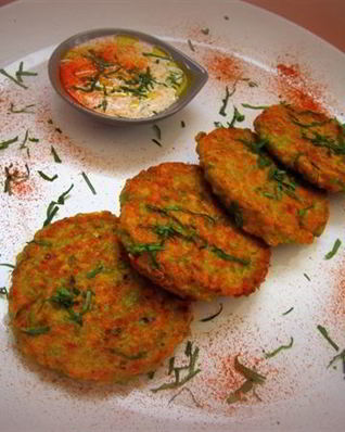 Овощные оладьи с йогуртовым соусом
