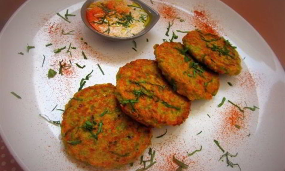 Рецепт овощные оладьи с йогуртовым соусом