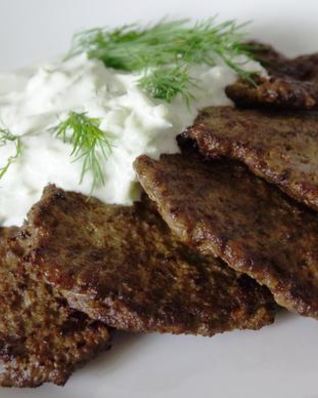 Печеночные оладьи под соусом из огурца