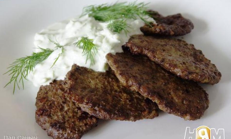 Рецепт печеночные оладьи под соусом из огурца