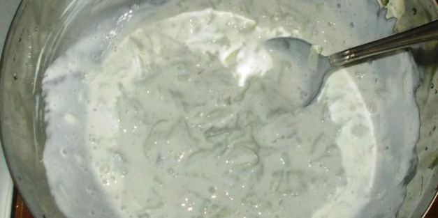 печеночные оладьи под соусом из огурца